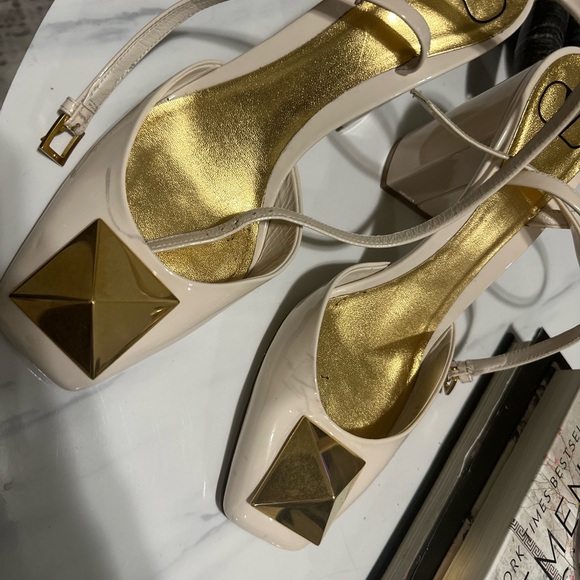 Women's Cream and Gold Pumps - Picture 3 of 5